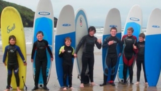 ninos junto a las tablas de surf